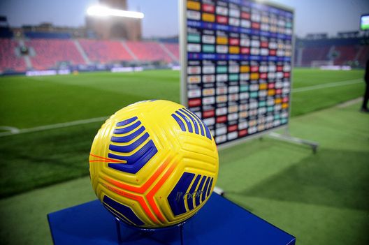  BOLOGNA, ITALY - NOVEMBER 08: official ball of the Serie A NIke Fight Hi Vs 2020 / 2021 is shown before the beginning of the Serie A match between Bologna FC and SSC Napoli at Stadio Renato Dall'Ara on November 08, 2020 in Bologna, Italy. (Photo by Mario Carlini / Iguana Press/Getty Images) 