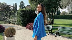 Camilla Bresciani baciata dal sole: lady Bastoni in ‘light blue’ immersa nella natura