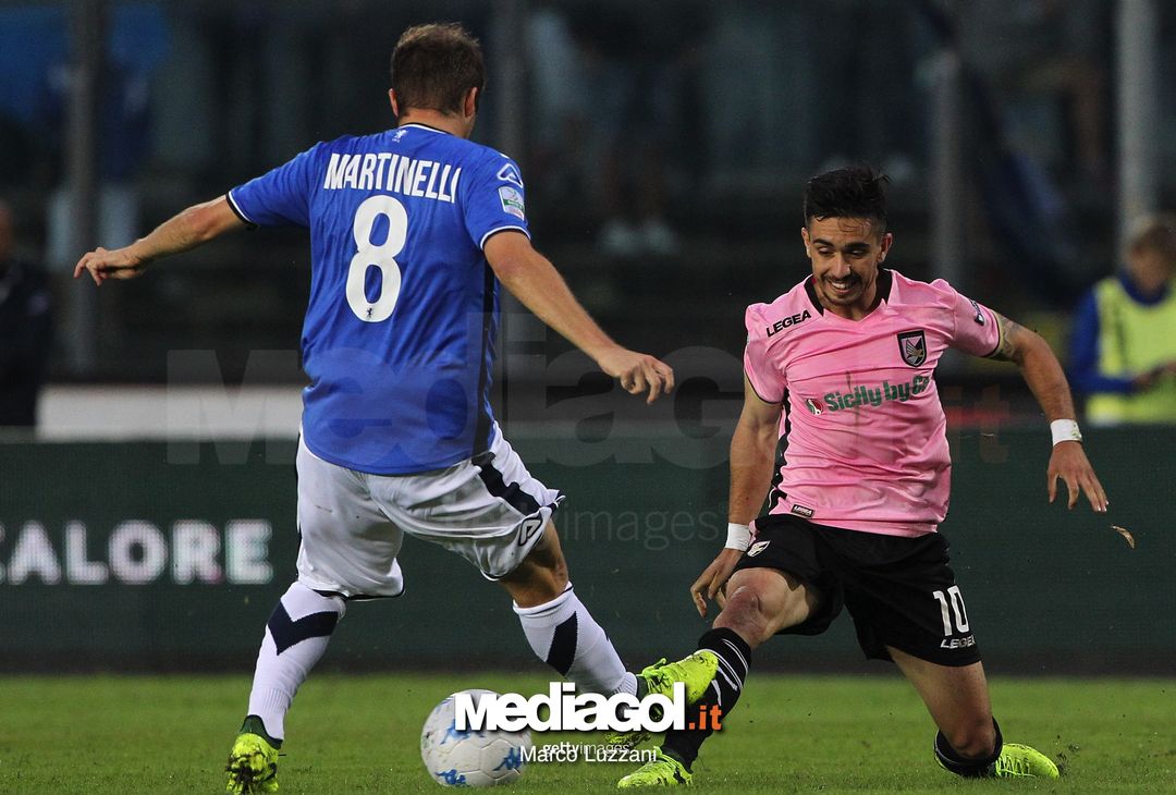  BRESCIA, ITALY - SEPTEMBER 02:  Igor Coronado (R) of US Citta di Palermo is challenged by Alessandro Martinelli (L) of Brescia Calcio during the Serie B between Brescia Calcio and US Citta di Palermo at Stadio Mario Rigamonti on September 2, 2017 in Brescia, Italy.  (Photo by Marco Luzzani/Getty Images) 