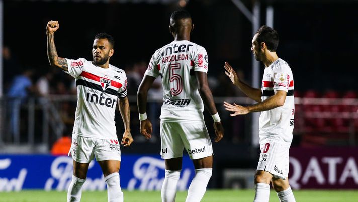 SAO PAULO, BRAZIL - MARCH 11: Dani Alves #10 of Sao Paulo celebrates with his teammates after scoring the second goal of hi team during the match against LDU for the Copa CONMEBOL Libertadores 2020 at Morumbi Stadium on March 11, 2020 in Sao Paulo, Brazil. (Photo by Alexandre Schneider/Getty Images) SAO PAULO, BRAZIL - MARCH 11: Dani Alves #10 of Sao Paulo celebrates with his teammates after scoring the second goal of hi team during the match against LDU for the Copa CONMEBOL Libertadores 2020 at Morumbi Stadium on March 11, 2020 in Sao Paulo, Brazil. (Photo by Alexandre Schneider/Getty Images)