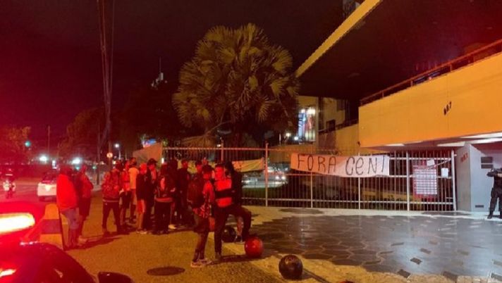 La torcida all’assalto della sede del Flamengo: “Adesso per voi sarà un inferno” La torcida all’assalto della sede del Flamengo: “Adesso per voi sarà un inferno”