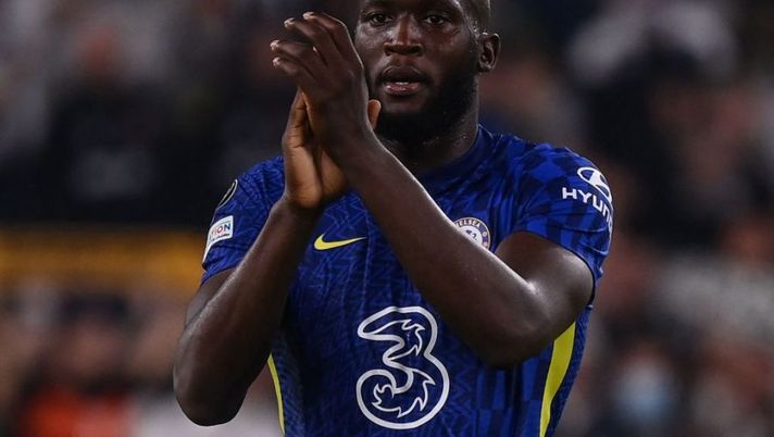 Chelsea's Belgian forward Romelu Lukaku applauds at the end of the UEFA Champions League Group H football match between Juventus and Chelsea on September 29, 2021 at the Juventus stadium in Turin. (Photo by Marco BERTORELLO / AFP) (Photo by MARCO BERTORELLO/AFP via Getty Images) Romano: “Lukaku-Inter, la verità sulle voci e la reale situazione per Romelu” - immagine 1