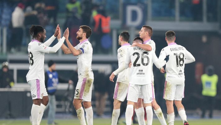 ROME, ITALY - FEBRUARY 01: Matteo Bianchetti and Soualiho Meite of US Cremonese celebrate victory at the end of the Coppa Italia Quarter Final match between AS Roma and US Cremonese at Olimpico Stadium on February 01, 2023 in Rome, Italy. (Photo by Paolo Bruno/Getty Images) Cremonese, Ballardini: “Non mi immaginavo una prestazione così della squadra” - immagine 1