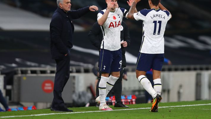 LONDON, ENGLAND - NOVEMBER 01: Erik Lamela of Tottenham Hotspur is replaced by teammate Gareth Bale during the Premier League match between Tottenham Hotspur and Brighton & Hove Albion at Tottenham Hotspur Stadium on November 01, 2020 in London, England. Sporting stadiums around the UK remain under strict restrictions due to the Coronavirus Pandemic as Government social distancing laws prohibit fans inside venues resulting in games being played behind closed doors. (Photo by Julian Finney/Getty Images) LONDON, ENGLAND - NOVEMBER 01: Erik Lamela of Tottenham Hotspur is replaced by teammate Gareth Bale during the Premier League match between Tottenham Hotspur and Brighton & Hove Albion at Tottenham Hotspur Stadium on November 01, 2020 in London, England. Sporting stadiums around the UK remain under strict restrictions due to the Coronavirus Pandemic as Government social distancing laws prohibit fans inside venues resulting in games being played behind closed doors. (Photo by Julian Finney/Getty Images)