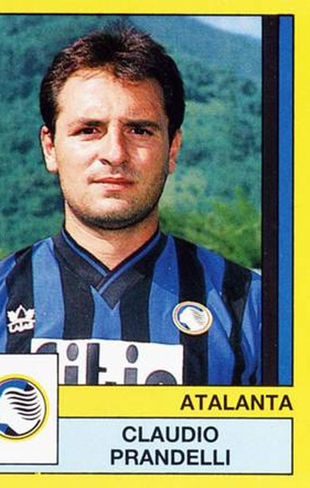 Il nuovo commissario tecnico della nazionale italiana di calcio, Cesare Prandelli, ritratto con la maglia dell'Atalanta nella collezione figurine Panini "Calciatori 88/89". Giovane, positivo, ottimista. Fin dalle prime parole pronunciate come ct dell'Italia. Cesare Prandelli è da oggi il volto nuovo del calcio azzurro che vuole e deve ripartire dopo il flop al Mondiale sudafricano. La scelta del tecnico di Orzinuovi è anche il segnale di un movimento che vuole svecchiarsi, abbandonando i cliché di tensioni solo in apparenza inevitabili. Del resto, la parabola di Prandelli è quanto di più calcisticamente corretto si possa immaginare. Gran faticatore di centrocampo e plurivittorioso con la Juve, poi allenatore di talenti nel settore giovanile dell'Atalanta e di progetti pieni di idee, da Parma a Firenze, passando per la breve esperienza romana, la sua è una lezione di vita più che di calcio.
ANSA/PANINI
EDITORIAL USE ONLY - NO SALES Il nuovo commissario tecnico della nazionale italiana di calcio, Cesare Prandelli, ritratto con la maglia dell'Atalanta nella collezione figurine Panini "Calciatori 88/89". Giovane, positivo, ottimista. Fin dalle prime parole pronunciate come ct dell'Italia. Cesare Prandelli è da oggi il volto nuovo del calcio azzurro che vuole e deve ripartire dopo il flop al Mondiale sudafricano. La scelta del tecnico di Orzinuovi è anche il segnale di un movimento che vuole svecchiarsi, abbandonando i cliché di tensioni solo in apparenza inevitabili. Del resto, la parabola di Prandelli è quanto di più calcisticamente corretto si possa immaginare. Gran faticatore di centrocampo e plurivittorioso con la Juve, poi allenatore di talenti nel settore giovanile dell'Atalanta e di progetti pieni di idee, da Parma a Firenze, passando per la breve esperienza romana, la sua è una lezione di vita più che di calcio.
ANSA/PANINI
EDITORIAL USE ONLY - NO SALES