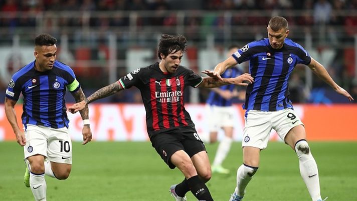 MILAN, ITALY - MAY 10: Sandro Tonali (C) of AC Milan is challenged by Edin Dzeko (R) and Lautaro Martinez (L) of FC Internazionale during the UEFA Champions League semi-final first leg match between AC Milan and FC Internazionale at San Siro on May 10, 2023 in Milan, Italy. (Photo by Marco Luzzani/Getty Images) Derby della Madonnina, record di incassi ma…flop televisivo per Milan e Inter - immagine 1