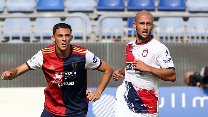 CAGLIARI, ITALY - OCTOBER 25: Gabriele Zappa of Cagliari and Ahmad Benali of Crotone in action during the Serie A match between Cagliari Calcio and FC Crotone at Sardegna Arena on October 25, 2020 in Cagliari, Italy. (Photo by Enrico Locci/Getty Images) Crotone, Stroppa: “Quando torna Benali”. Le prove di formazione, rischiano Marrone e Simy - immagine 1