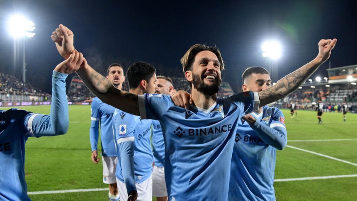 VENICE, ITALY - DECEMBER 22: Luis Alberto of SS Lazio celebrates scoring his teams third goal during the Serie A match between Venezia FC and SS Lazio at Stadio Pier Luigi Penzo on December 22, 2021 in Venice, Italy. (Photo by Marco Rosi/Getty Images) Focus Lazio: Da Venezia arrivano conferme e novità - immagine 1