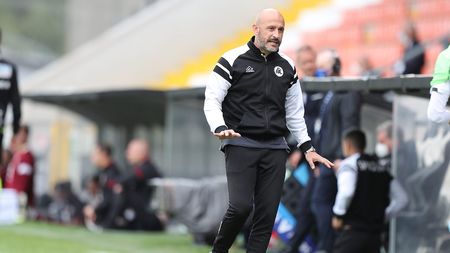 LA SPEZIA, ITALY - MAY 15: Vincenzo Italiano manager of Spezia Calcio gestures during the Serie A match between Spezia Calcio and Torino FC at Stadio Alberto Picco on May 15, 2021 in La Spezia, Italy. (Photo by Gabriele Maltinti/Getty Images) LA SPEZIA, ITALY - MAY 15: Vincenzo Italiano manager of Spezia Calcio gestures during the Serie A match between Spezia Calcio and Torino FC at Stadio Alberto Picco on May 15, 2021 in La Spezia, Italy. (Photo by Gabriele Maltinti/Getty Images)