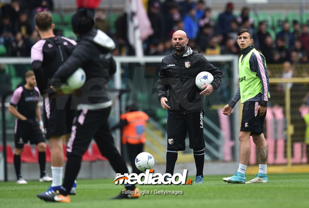  PALERMO, ITALY - MARCH 28: Head coach Roberto Stellone of Palermo leads a training session at Stadio Renzo Barbera on March 28, 2019 in Palermo, Italy. (Photo by Tullio M. Puglia/Getty Images) 
