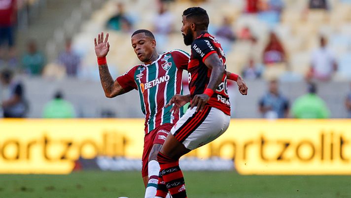 RIO DE JANEIRO, BRAZIL - SEPTEMBER 18: Caio Paulista (L) of Fluminense competes for the ball with Rodinei of Flamengo during a match between Flamengo and Fluminense as part of Brasileirao 2022 at Maracana Stadium on September 18, 2022 in Rio de Janeiro, Brazil. (Photo by Buda Mendes/Getty Images) Al derby Fla-Flu si danno testate e si prendono per il collo: 4 espulsioni in 4 minuti! - immagine 1