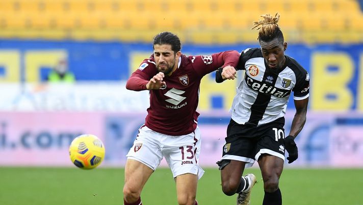 PARMA, ITALY - JANUARY 03: Ricardo Rodríguez of Torino (L) looks to break past Yann Karamoh of Parma (R) during the Serie A match between Parma Calcio and Torino FC at Stadio Ennio Tardini on January 03, 2021 in Parma, Italy. Sporting stadiums around Italy remain under strict restrictions due to the Coronavirus Pandemic as Government social distancing laws prohibit fans inside venues resulting in games being played behind closed doors. (Photo by Alessandro Sabattini/Getty Images) Toro, come sta Karamoh? Ecco perchè il neoacquisto è in ritardo di condizione - immagine 1