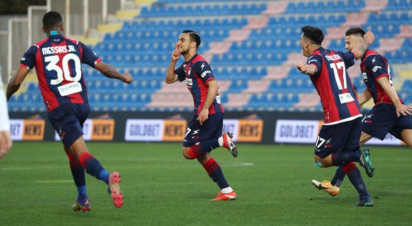 CROTONE, ITALY - MARCH 07: Adam Ounas of Crotone celebrates his team's 4th goal during the Serie A match between FC Crotone and Torino FC at Stadio Comunale Ezio Scida on March 07, 2021 in Crotone, Italy. (Photo by Maurizio Lagana/Getty Images) CROTONE, ITALY - MARCH 07: Adam Ounas of Crotone celebrates his team's 4th goal during the Serie A match between FC Crotone and Torino FC at Stadio Comunale Ezio Scida on March 07, 2021 in Crotone, Italy. (Photo by Maurizio Lagana/Getty Images)