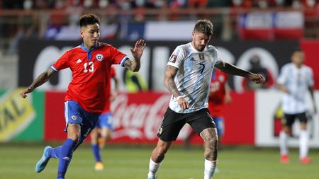 CALAMA, CHILE - JANUARY 27: Rodrigo De Paul of Argentina fights for the ball with Erick Pulgar of Chile during a match between Chile and Argentina as part of FIFA World Cup Qatar 2022 Qualifiers at Zorros del Desierto Stadium on January 27, 2022 in Calama, Chile. (Photo by Javier Torres-Pool/Getty Images)