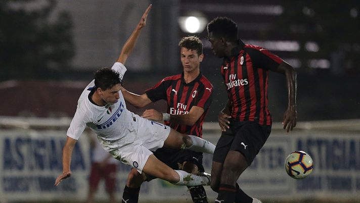 ASTI, ITALY - AUGUST 25: Samuele Mulattieri (L) of FC Internazionale competes for the ball with Frank Tsadjout of AC Milan during the Trofeo Mamma Cairo match between FC Internazionale U19 and AC Milan U19 on August 25, 2018 in Asti, Italy. (Photo by Emilio Andreoli - Inter/FC Internazionale via Getty Images) PRESENTAZIONE CREMONESE-FIORENTINA