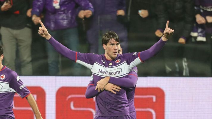 FLORENCE, ITALY - NOVEMBER 20: Dusan Vlahovic of ACF Fiorentina celebrates after scoring a goal during the Serie A match between ACF Fiorentina and AC Milan at Stadio Artemio Franchi on November 20, 2021 in Florence, Italy. (Photo by Gabriele Maltinti/Getty Images) Vlahovic, la Nazione: “L’Arsenal è pronto con 19 milioni a Dusan per cinque anni” - immagine 1