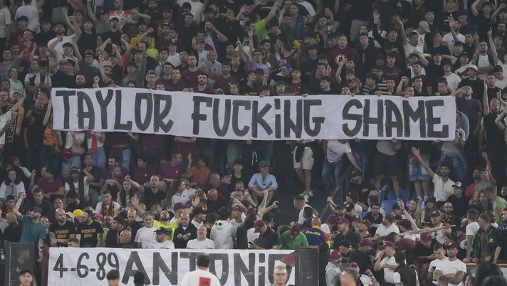 La Sud attacca Taylor: “Fottuta vergogna”. Poi si schiera con Mou: “Roma è con te” - immagine 1