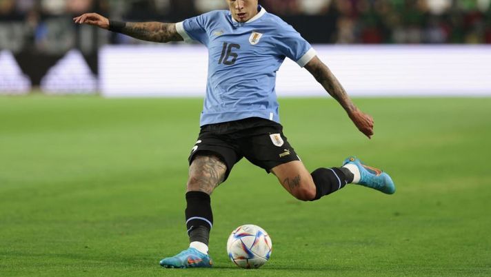 GLENDALE, ARIZONA - JUNE 02: Mathías Olivera #16 of Team Uruguay kicks the ball during an international friendly match at State Farm Stadium on June 02, 2022 in Glendale, Arizona. Uruguay defeated Mexico 3-0. (Photo by Christian Petersen/Getty Images) Napoli, Mathias Olivera: “Ginocchio, mi sono spaventato molto: ecco quando rientrerò” - immagine 1