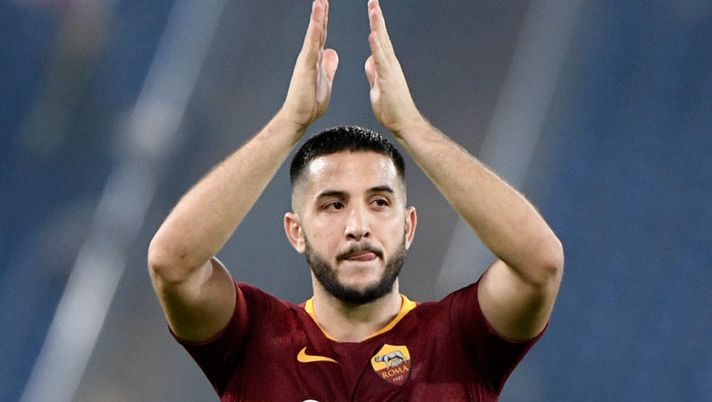 AS Roma Greek defender Konstantinos Manolas acknowledges the public at the end of the UEFA Champions League group G stage football match AS Roma vs CSKA Moscow on October 23, 2018 at the Olympic stadium in Rome. (Photo by Filippo MONTEFORTE / AFP) (Photo credit should read FILIPPO MONTEFORTE/AFP/Getty Images) Manolas al Napoli, perché l’affare non si chiude ancora: cosa succederà - immagine 1