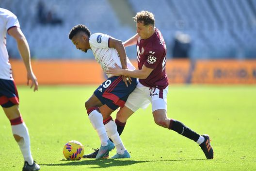 TURIN, ITALY - FEBRUARY 27: Mergim Vojvoda of Torino FC competes with Henrique Dalbert of Cagliari Calcio during the Serie A match between Torino FC and Cagliari Calcio at Stadio Olimpico di Torino on February 27, 2022 in Turin, Italy. (Photo by Valerio Pennicino/Getty Images) Granata sconfitti contro il Cagliari e Juric sbaglia tutto!- immagine 2