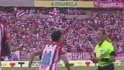 Arbitro donna espelle calciatore: lui tenta di aggredirla (VIDEO)