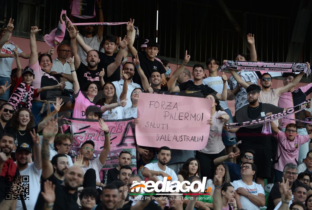 Fototifo, i tifosi allo stadio per Palermo-Feralpisaló 1-0 (gallery) - immagine 125