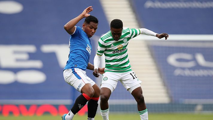 GLASGOW, SCOTLAND - MAY 02: Alfredo Morelos of Rangers battles for possession with Ismaila Soro of Celtic during the Ladbrokes Scottish Premiership match between Rangers and Celtic at Ibrox Stadium on May 02, 2021 in Glasgow, Scotland. Sporting stadiums around the UK remain under strict restrictions due to the Coronavirus Pandemic as Government social distancing laws prohibit fans inside venues resulting in games being played behind closed doors. (Photo by Ian MacNicol/Getty Images) Morelos, frustrazione doppia: in panchina in Colombia e assente al derby di Glasgow - immagine 1