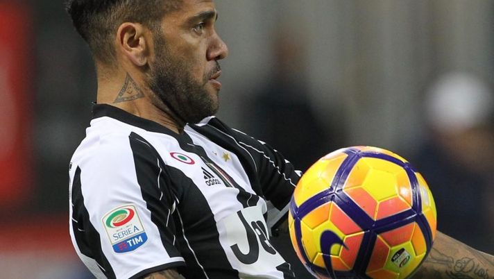 MILAN, ITALY - OCTOBER 22: Daniel Alves da Silva of Juventus FC controls the ball during the Serie A match between AC Milan and Juventus FC at Stadio Giuseppe Meazza on October 22, 2016 in Milan, Italy. (Photo by Marco Luzzani/Getty Images) Juve, formazione scelta. Gioca Dani Alves, per Bonucci e Alex Sandro… - immagine 1
