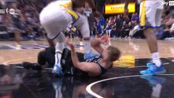 VIDEO / Follia Draymond Green, calpesta Sabonis