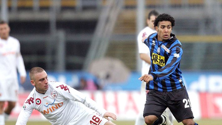 BERGAMO, ITALY - JANUARY 13: Daniele De Rossi of Roma and Fernando Tissone of Atalanta in action during the Serie A match between Atalanta and Roma at Stadio Azzurri D'Italia on January 13, 2008 in Bergamo, Italy. (Photo by NewPress/Getty Images) BERGAMO, ITALY - JANUARY 13: Daniele De Rossi of Roma and Fernando Tissone of Atalanta in action during the Serie A match between Atalanta and Roma at Stadio Azzurri D'Italia on January 13, 2008 in Bergamo, Italy. (Photo by NewPress/Getty Images)