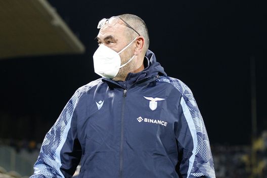 FLORENCE, ITALY - FEBRUARY 05: Maurizio Sarri manager of SS Lazio looks on during the Serie A match between ACF Fiorentina and SS Lazio at Stadio Artemio Franchi on February 5, 2022 in Florence, Italy. (Photo by Gabriele Maltinti/Getty Images) Un ex viola con le valige in mano: un tecnico toscano lo aspetta- immagine 2