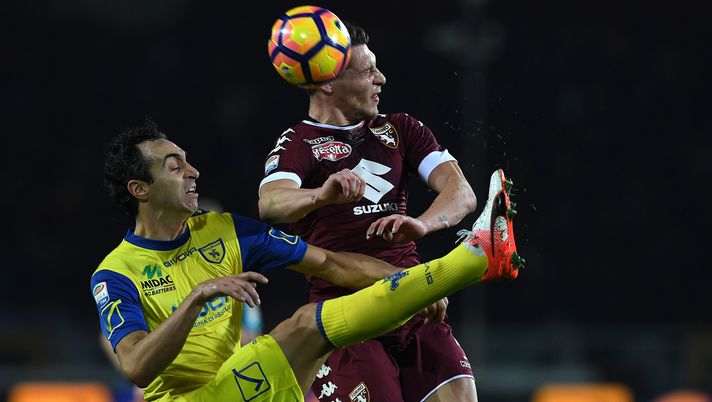 TURIN, ITALY - NOVEMBER 26:  Andrea Belotti (R) of FC Torino clashes with Dario Dainelli of AC ChievoVerona during the Serie A match between FC Torino and AC ChievoVerona at Stadio Olimpico di Torino on November 26, 2016 in Turin, Italy.  (Photo by Valerio Pennicino/Getty Images) 