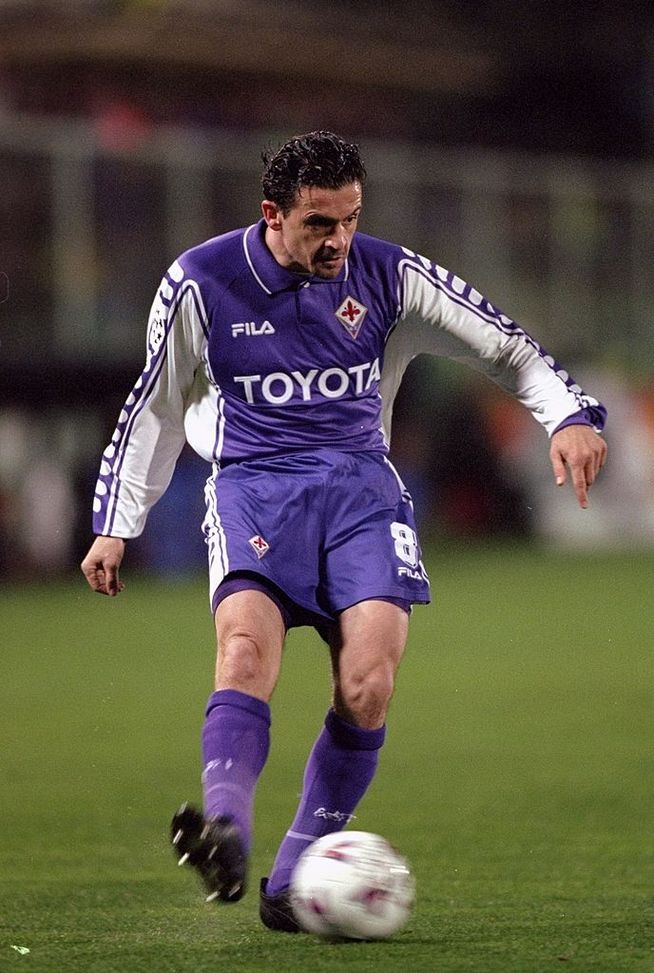 Mijatovic con la maglia della Fiorentina (Mandatory Credit: Michael Steele /Allsport) Mijatovic racconta: “Quando col Real giocavo a Valencia, doveva scortarmi la Guardia Civil…”- immagine 4