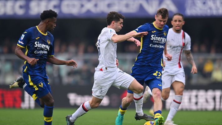 VERONA, ITALY - MARCH 17: Christian Pulisic of AC Milan is challenged by Pawel Dawidowicz of Hellas Verona FC during the Serie A TIM match between Hellas Verona FC and AC Milan at Stadio Marcantonio Bentegodi on March 17, 2024 in Verona, Italy. (Photo by Alessandro Sabattini/Getty Images) Serie A, Verona-Milan 1-3: decidono Theo Hernandez, Pulisic e Chukwueze - immagine 1