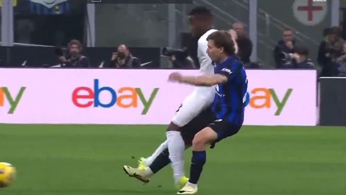 VIDEO Inter-Napoli, calcione di Barella a Traorè: niente giallo per il nerazzurro - immagine 1