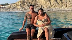 Borriello, cuore di mamma: lo scatto con la madre a Ibiza è all’insegna della tenerezza