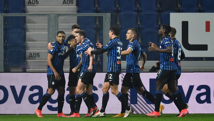 BERGAMO, ITALY - FEBRUARY 21: Cristian Romero of Atalanta celebrates with team mates after scoring their side's fourth goal during the Serie A match between Atalanta BC and SSC Napoli at Gewiss Stadium on February 21, 2021 in Bergamo, Italy. Sporting stadiums around Italy remain under strict restrictions due to the Coronavirus Pandemic as Government social distancing laws prohibit fans inside venues resulting in games being played behind closed doors. (Photo by Valerio Pennicino/Getty Images) BERGAMO, ITALY - FEBRUARY 21: Cristian Romero of Atalanta celebrates with team mates after scoring their side's fourth goal during the Serie A match between Atalanta BC and SSC Napoli at Gewiss Stadium on February 21, 2021 in Bergamo, Italy. Sporting stadiums around Italy remain under strict restrictions due to the Coronavirus Pandemic as Government social distancing laws prohibit fans inside venues resulting in games being played behind closed doors. (Photo by Valerio Pennicino/Getty Images)
