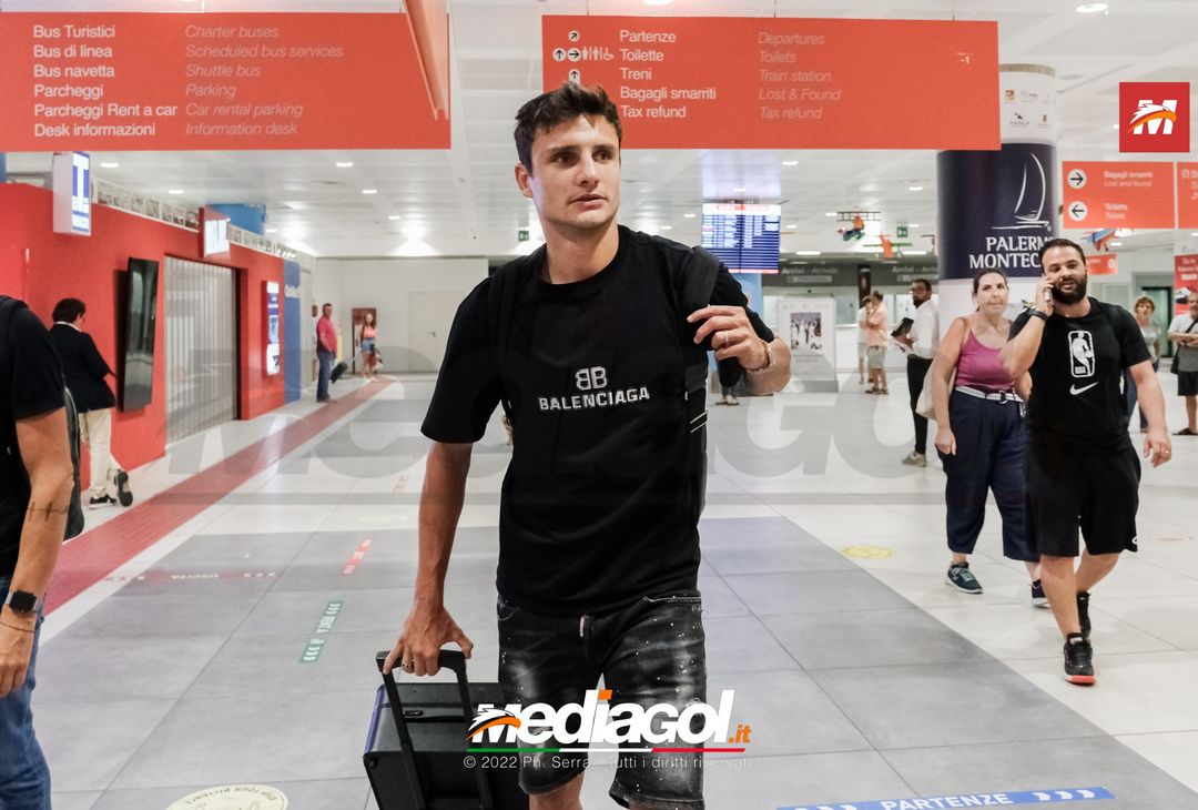 FOTO PALERMO, l’arrivo di Mateju all’aeroporto ‘Falcone e Borsellino’ (Gallery) - immagine 16