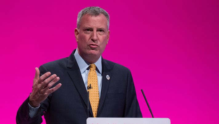 MANCHESTER, ENGLAND - SEPTEMBER 24: Bill de Blasio, the Mayor of New York City, delivers his speech to delegates on the final day of the Labour Party Conference on September 24, 2014 in Manchester, England. Ed Miliband, the Leader of the Labour Party, delivered his keynote speech to delegates yesterday, and has since admitted missing out a key passage on the UK's financial deficit. The four-day annual Labour Party Conference finishes today in Manchester. (Photo by Oli Scarff/Getty Images) New York, l’ex sindaco De Blasio: “Scudetto Napoli è rivalsa sociale del Sud Italia” - immagine 1