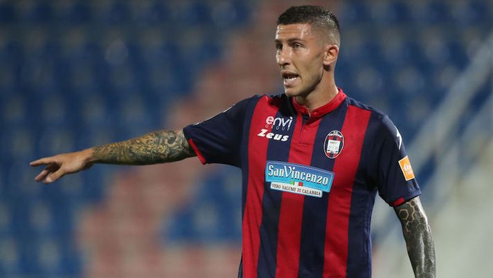CROTONE, ITALY - JULY 03: Luca Marrone of Crotone during the serie B match between FC Crotone and Benevento Calcio at Stadio Comunale Ezio Scida on July 03, 2020 in Crotone, Italy. (Photo by Maurizio Lagana/Getty Images for Lega Serie B) UFFICIALE – Il Crotone riscatta Marrone dal Verona: la gestione per l’asta - immagine 1