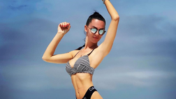 Erjona senza veli si rilassa in spiaggia. Il topless dell’ex lady Dzemaili scatena il web
