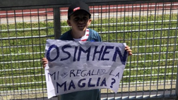 Napoli, “Osimhen mi regali la maglia?” e il calciatore accontenta un piccolo tifoso (video)