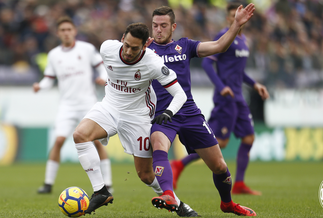  Hakan Calhanoglu e Jordan Veretout durante Fiorentina-Milan (credits: acmilan.com) 