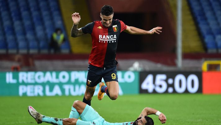 GENOA, ITALY - NOVEMBER 04: Tomas Rincon of Torino FC opposed to Gianluca Scamacca of Genoa CFC during the Serie A match between Genoa CFC and Torino FC at Stadio Luigi Ferraris on November 4, 2020 in Genoa, Italy. (Photo by Paolo Rattini/Getty Images) 