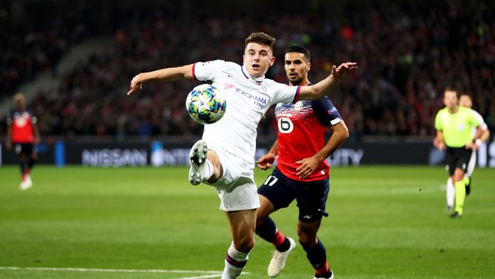 LILLE, FRANCE - OCTOBER 02: Mason Mount of Chelsea controls the ball as he is closed down by Zeki Celik of Lille during the UEFA Champions League group H match between Lille OSC and Chelsea FC at Stade Pierre Mauroy on October 02, 2019 in Lille, France. (Photo by Naomi Baker/Getty Images) 
