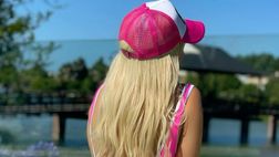 Wanda Nara in versione “Pink Lady”. Lato B in primo piano: “Estate eterna”