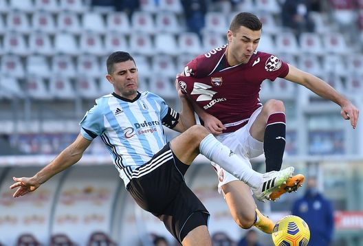 TURIN, ITALY - NOVEMBER 26: Alessandro Buongiorno (R) of Torino FC is challenged by Michele Pellizzer of Virtus Entella during the Coppa Italia match between Torino FC and Virtus Entella at Stadio Olimpico di Torino on November 26, 2020 in Turin, Italy. (Photo by Valerio Pennicino/Getty Images) TURIN, ITALY - NOVEMBER 26: Alessandro Buongiorno (R) of Torino FC is challenged by Michele Pellizzer of Virtus Entella during the Coppa Italia match between Torino FC and Virtus Entella at Stadio Olimpico di Torino on November 26, 2020 in Turin, Italy. (Photo by Valerio Pennicino/Getty Images)