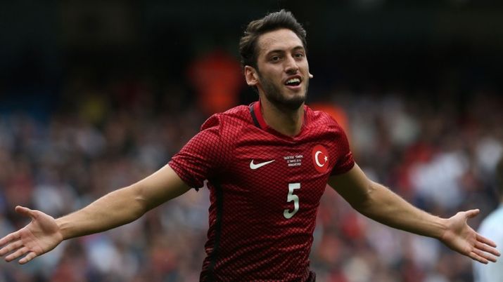 Hakan Calhanoglu con la maglia della Turchia (credits: GETTY Images) 