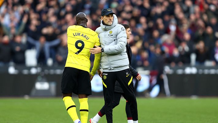 LONDON, ENGLAND - DECEMBER 04: Thomas Tuchel embraces Romelu Lukaku of Chelsea after their sides defeat in the Premier League match between West Ham United and Chelsea at London Stadium on December 04, 2021 in London, England. (Photo by Julian Finney/Getty Images) Thomas Tuchel difende Lukaku: “Non è il momento di deriderlo” - immagine 1