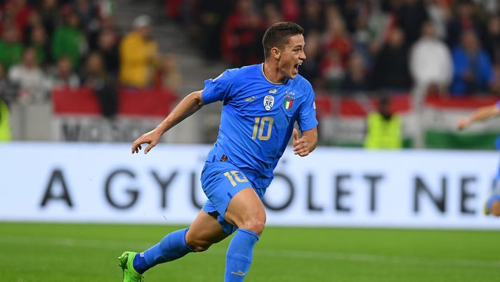 BUDAPEST, HUNGARY - SEPTEMBER 26: Giacomo Raspadori of Italy celebrates after scoring the goal during the UEFA Nations League League A Group 3 match between Hungary and Italy at Puskas Arena on September 26, 2022 in Budapest, Hungary. (Photo by Claudio Villa/Getty Images) VIDEO Ungheria-Italia 0-2, è ancora Raspadori a sbloccare il risultato! - immagine 1